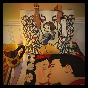 🍎SOLD❌ Dooney & Bourke Disney Snow White handbag
